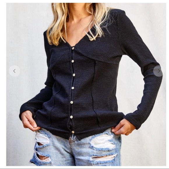 Fall Must Perfect Front loop button ribbed top - Picture 4 of 7